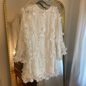 Beautiful white flora mini dress from mestiza New York. Closure hook broken(pic)